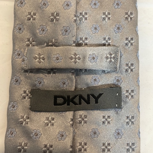 DKNY SILVER AMD BLUE MEN’s tie 60”L x 3.5” W - Picture 3 of 4